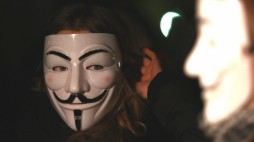 Uczestnik ulicznej demonstracji w masce Guya Fawkesa. Fot. PAP/Tomasz Gzell