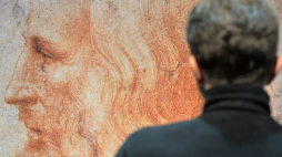 Mężczyzna przed reprodukcją autoportretu Leonarda da Vinci. Fot. PAP/EPA/Carmen Jaspersen