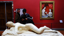 Śpiący hermafrodyta - rzeźba ze zbiorów muzeum w Luwrze. Fot. PAP/EPA/ANSA/Maurizio degl' Innocenti