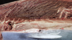 Tuńczyk błękitnopłetwy o wadze 200 kilogramów sprzedany za kwotę 14 milionów jenów (117 000 dolarów amerykańskich) podczas pierwszej aukcji noworocznej na targu Tsukiji, jest krojony w flagowym sklepie restauracji sushi Sushizanmai w Tokio, Japonia, 5 stycznia 2016 roku. Fot. PAP/EPA/KIYOSHI OTA 