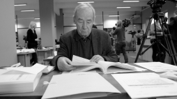 Profesor Paczkowski nad dokumentami znalezionymi w domu komunistycznego aparatczyka Kiszczaka. Fot. PAP/Jacek Turczyk EDITORIAL USE ONLY 