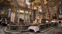 Wnętrze bazyliki Matki Bożej Większej w Rzymie. Fot. PAP/Leszek Szymański