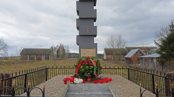 Pomnik w Zaleszanach poświęcony ofiarom mordu dokonanego przez oddziały Romualda Rajsa "Burego". Fot. PAP/Artur Reszko 