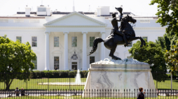 Pomnik Andrew Jacksona w Waszyngtonie, w pobliżu Białego Domu, fot. PAP/EPA, autor MICHAEL REYNOLDS 