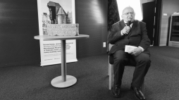 Andrzej Januszajtis podczas konferencji prasowej w 2023 r., na której zaprezentowano odnaleziony w Żurawiu kamień wysokiej wody z 1651 r. Fot. PAP/Piotr Matusewicz 