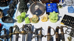 Jedno ze stoisk na targu staroci w centrum Lublina. Fot. PAP/Wojtek Jargiło