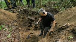 Prace eksploracyjne na terenie zajmowanym niegdyś przez Kwaterę Główną Niemieckich Wojsk Lądowych w Mamerkach, 2024 r. Fot PAP/Tomasz Waszczuk