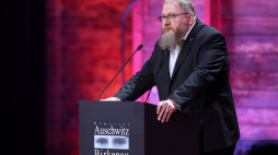 Brzezinka, 27 stycznia 2025 r. Dyrektor Państwowego Muzeum Auschwitz-Birkenau dr Piotr Cywiński przemawia podczas głównych obchodów przed historyczną bramą byłego KL Auschwitz II-Birkenau w Brzezince, w dniu 80. rocznicy wyzwolenia niemieckiego nazistowskiego obozu koncentracyjnego i zagłady Auschwitz-Birkenau. Fot. PAP/Łukasz Gągulski