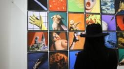 Wystawa fotografii Rafała Milacha (w 2025 r.). Fot. PAP/Albert Zawada