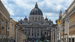 Pielgrzymi przed Bazyliką Św. Piotra w Rzymie. Fot. PAP/Darek Delmanowicz 