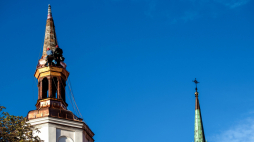 Wymiana blachy na wieży Starego Kościoła Farnego w Białymstoku we wrześniu 2025 r. To najstarszy budynek w mieście - został wzniesiony w pierwszej połowie XVII wieku. Fot. PAP/Michał Zieliński