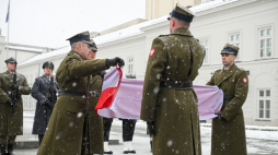 Uroczystość zmiany flagi powiewającej nad Pałacem Prezydenckim w Warszawie. Fot. PAP/Marcin Obara 