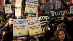 Protest przeciwko interwencji Stanów Zjednoczonych w Wenezueli na Downing Street w Londynie. Fot. PAP/EPA/Andy Rain