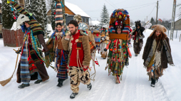 Kolędowanie od domu do domu z życzeniami pomyślności w Nowym Roku w miejscowości Orzeszkowo. Fot. PAP/Artur Reszko