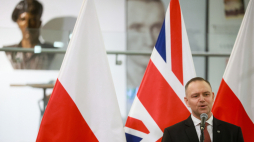 Prezydent Karol Nawrocki w poniedziałek wieczorem, w Londynie, wręczył odznaczenia państwowe przedstawicielom środowisk polonijnych. - Jesteście państwo ambasadorami polskości w Wielkiej Brytanii, budujecie mosty, z których możemy korzystać dla naszego bezpieczeństwa i ekonomii - mówił prezydent.  W poniedziałek po południu prezydent Nawrocki przybył do Londynu, gdzie we wtorek spotka się m.in. z premierem Wielkiej Brytanii Keirem Starmerem. Wieczorem natomiast spotkał się z przedstawicielami środowisk polo