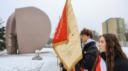 Rocznicowe obchody przy Pomniku Martyrologii Dzieci w Parku im. Szarych Szeregów w Łodzi. Fot. PAP/Marian Zubrzycki