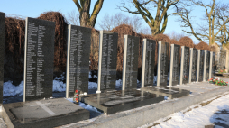 Wyremontowana zbiorowa mogiła ofiar niemieckiej egzekucji w więzieniu w Radogoszczu w Łodzi. Fot. PAP/Marian Zubrzycki