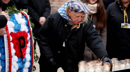 Oświęcim, 27 stycznia 2026 r. Prezes Polskiego Związku Byłych Więźniów Politycznych Hitlerowskich Więzień i Obozów Koncentracyjnych, były więzień Auschwitz Stanisław Zalewski podczas uroczystości złożenia kwiatów z udz. byłych więźniów obozu przed Ścianą Śmierci na terenie byłego obozu Auschwitz w Oświęcimiu w Międzynarodowym Dniu Pamięci o Ofiarach Holokaustu. Fot. PAP/Jarek Praszkiewicz