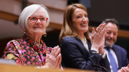 Tatiana Bucci (L), ocalała z Holokaustu, oraz przewodnicząca Parlamentu Europejskiego Roberta Metsola (P) podczas sesji plenarnej PE upamiętniającej Międzynarodowy Dzień Pamięci o Ofiarach Holokaustu w Parlamencie Europejskim w Brukseli, Belgia, 27 stycznia 2026 r. Fot.PAP/EPA/Olivier Hoslet