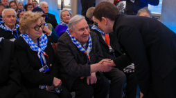 Minister kultury i dziedzictwa narodowego Marta Cienkowska (P) i były więzień KL Auschwitz-Birkenau, żołnierz Armii Krajowej Bogdan Bartnikowski (C) podczas głównych obchodów Międzynarodowego Dnia Pamięci o Ofiarach Holokaustu na terenie byłego KL Auschwitz II-Birkenau w Brzezince, 27 stycznia 2026 r. Fot. PAP/Jarek Praszkiewicz