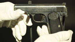 Pistolet, który należał do dowódcy Wojskowej Składnicy Tranzytowej na Westerplatte - majora Henryka Sucharskiego, prezentowany w Muzeum II Wojny Światowej w ramach cyklu „Wejście w historię”. Fot. PAP/Adam Warżawa
