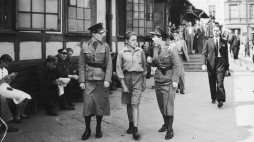 Policjantki w drodze do izby zatrzymań na jednej z ulic Warszawy w 1939 r. Fot. Narodowe Archiwum Cyfrowe