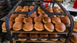 Pączki na tłusty czwartek. Fot. PAP/Darek Delmanowicz