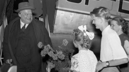 Stanisław Cat-Mackiewicz wita się z rodziną po przylocie na Okęcie, 1956 r. Fot. PAP/CAF