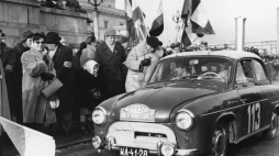 Plac Defilad w Warszawie, polska załoga na rajd Monte Carlo w 1961 r. Fot. PAP/Zbigniew Matuszewski