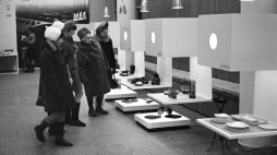 Wystawa ceramiki użytkowej i wyrobów ze szkła w Instytucie Wzornictwa Przemysłowego, Warszawa 1969 r. Fot. PAP/Afa Pixx/Mirosław Stankiewicz