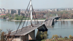 Zburzony przez samoloty NATO most w serbskim mieście Nowy Sad, 5 kwietnia 1999 r. Fot. PAP/EPA