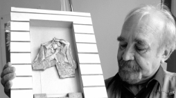 Wojciech Gryniewicz w 2004 r. z projektem rzeźby „Kochankowie z ulicy Kamiennej” - bohaterami piosenki Agnieszki Osieckiej. Fot. PAP/Andrzej Zbraniecki 