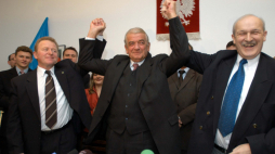 22 stycznia 2005 r. Zawiązane zostało Porozumienie Wyborcze o nazwie "Zgoda", którego celem było współdziałanie w wyborach parlamentarnych i prezydenckich w 2005 r., popierające prof. Zbigniewa Religę jako kandydata na prezydenta RP. Na zdj. od lewej: Janusz Wojciechowski - Prezes PSL, poseł do Parlamentu Europejskiego, prof. Zbigniew Religa - senator RP, honorowy Prezes Partii "Centrum", Jerzy Kropiwnicki - Prezydent Miasta Łodzi, Prezes Zjednoczenia Chrześcijańsko-Narodowego. Fot. PAP/Andrzej Zbraniecki 