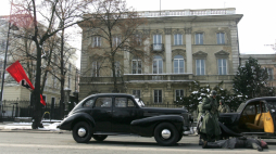 Plenerowa inscenizacja zamachu na Franza Kutscherę w Alejach Ujazdowskich, Warszawa, 22 lutego 2009 r. Fot. PAP/Bartłomiej Zborowski