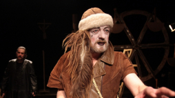 Grzegorz Feluś w widowisku "Janosik - Naprawdę prawdziwa historia" w Teatrze Lalka. Fot. PAP/Leszek Szymański