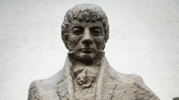 Samuel Bogumił Linde - pomnik twórcy pierwszego nowoczesnego słownika języka polskiego został odsłonięty w 1976 roku przed gmachem Książnicy Kopernikańskiej. Autor projektu - prof. Witold Marciniak. Fot. PAP/Tytus Żmijewski