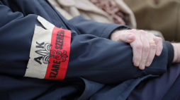 AK-owska opaska Fot. PAP/Tomasz Gzell 