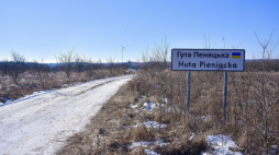 Tablica w miejscu, gdzie kiedyś była wieś Huta Pieniacka. Fot. PAP/Vitaliy Hrabar 