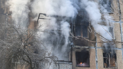 Miejsce ataku rosyjskiego drona na budynek mieszkalny w Charkowie. Fot. PAP/EPA/SERGEY KOZLOV