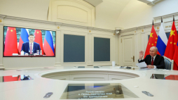 Prezydent Rosji Władimir Putin i prezydent Chin Xi Jinping podczas wideokonferencji. Fot.  PAP/EPA/VYACHESLAV PROKOFYEV/SPUTNIK/KREMLIN POOL