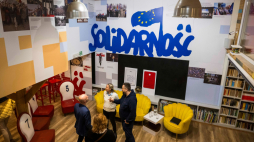 Bruksela, Belgia, 04 lutego 2026r. Wystawa "Solidarność" w Centrum Wszechświata w Brukseli. Przygotowana przez organizację Help Centre Belgium we współpracy z ECS ekspozycja poświęcona jest historii "Solidarności", jej dziedzictwu i znaczeniu dla przemian demokratycznych w Europie. Fot. PAP/Wiktor Dąbkowski