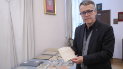 Dyrektor Arhiwum Akt Nowych Mariusz Olczak podczas pokazu archiwaliów Armii Krajowej w siedzibie AAN w Warszawie. Fot. PAP/Rafał Guz 