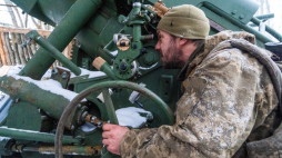 Artylerzyści 48. samodzielnej brygady artylerii SZU im. pułkownika armii Ukraińskiej Republiki Ludowej Grigorija Czyżewskiego podczas walk na froncie w obwodzie charkowskim, 18 bm. Trwa inwazja Rosji na Ukrainę, 18.lutego 2026. Fot. PAP/Mykola Kalyeniak