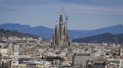 Dźwig umieszcza ramię krzyża Wieży Jezusa na kościele Sagrada Familia w Barcelonie. Fot. PAP/EPA/Enric Fontcuberta