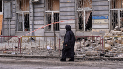 Zniszczenia po rosyjskim ataku dronowym na Odessę na Ukrainie. W wyniku uderzenia dronów Shahed uszkodzony został budynek szkoły średniej a także prywatne domy i samochody. Fot. PAP/Alena Solomonova