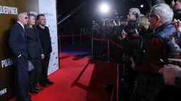 Bogusław Linda (L) z żoną Lidią Popiel (C) podczas uroczystej premiery filmu "Pojedynek", 25 bm. w Multikinie Złote Tarasy w Warszawie. (ad) PAP/Rafał Guz