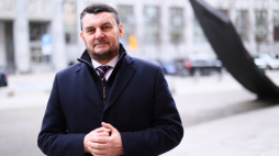 Szef Urzędu ds. Kombatantów i Osób Represjonowanych Lech Parell przed siedzibą Polskiej Agencji Prasowej w Warszawie, Fot. PAP/Szymon Pulcyn