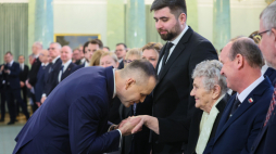 Prezydent Nawrocki (z lewej), wnuk siostry zamordowanego Antoniego Chorążego, prezydent Chełma Jakub Banaszek (drugi z lewej) i siostra Władysława Łabaja Zofia Banaszek (druga z prawej) podczas wręczenia not identyfikacyjnych członkom rodzin ofiar totalitaryzmów. Fot. PAP/Leszek Szymański