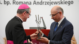 Mateusz Szpytma (z prawej) odbiera stauetkę z rąk metropolity gdańskiego, przewodniczącego Konferencji Episkopatu Polski abp Tadeusza Wojdy (z lewej). Fot. PAP/Marcin Obara  