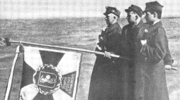 Żołnierze 10 pułku piechoty 4 Pomorskiej Dywizji Piechoty podczas uroczystości zaślubin Polski z morzem w Kołobrzegu, 18 marca 1945 r./Źródło: Wikipedia